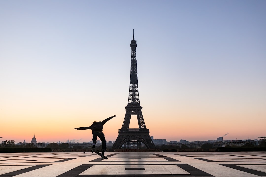 celebrity at eiffel tower